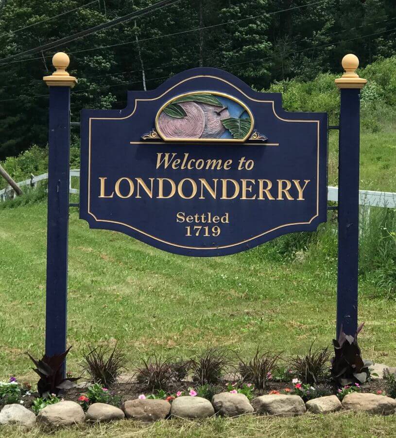 Black wood sign with words Welcome to Londonderry 